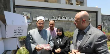 توزيع 2 طن لحوم من صكوك الأضاحي على الأسر الأولى بالرعاية في بني سويف