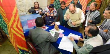 أعضاء «الوفد» أثناء الإدلاء بأصواتهم لانتخاب رئيس جديد للحزب