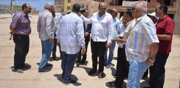 اللواء علاء ابوزيد محافظ مطروح والقيادات التنفيذيه خلال متابعة استكمال اعمال التطوير بكورنيش مرسى مطروح