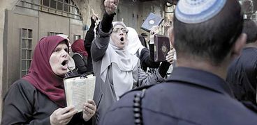 فلسطينيات يواجهن جنود الاحتلال بالمصاحف «أ. ف. ب»