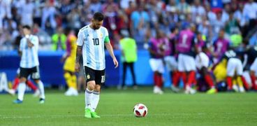 ليونيل ميسي قائد منتخب الأرجنتين حزين بعد الخسارة أمام فرنسا والخروج من كأس العالم