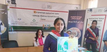 إحدى الطالبات الفائزات في مسابقة دوري المناخ ببورسعيد