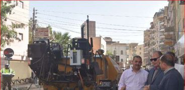 صورة اللواء عصام سعد، محافظ الفيوم يتفقد أعمال الرصف بشوارع المدينة