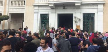 جانب من الوقفة الاحتجاجية لطلاب كلية الطب بجامعة عين شمس