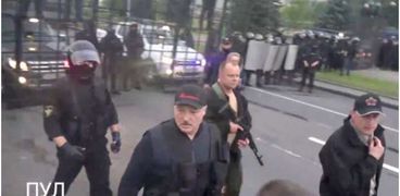 رئيس بيلاروسيا يحمل السلاح في وجه المحتجين