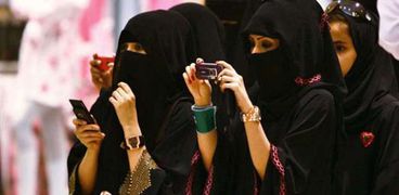 بالفيديو| فتيات سعوديات يدافعن عن عامل تعرض لسكب الشاي الساخن على وجهه