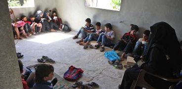 تلاميذ سوريون يفترشون الأرض فى أول أيام الدراسة بمدرسة دمرتها الحرب