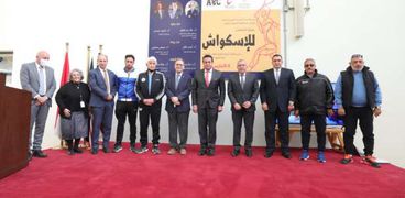 وزير التعليم العالي يواجه البطل العالمي «رامي عاشور» في مباراة اسكواش