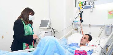 وزيرة الهجرة تزور المصري العائد من موزمبيق في المستشفى لدعمه نفسيا ومعنويا