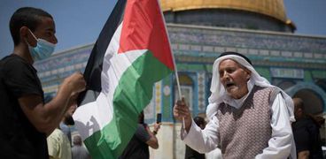 مسن يحمل علم فلسطين في القدس