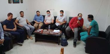 أطباء طب جامعة الأزهر خلال وصولهم مستشفى مطروح العام