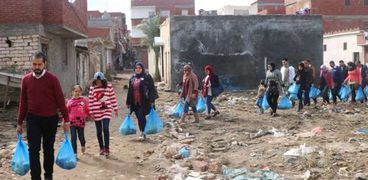 فريق إسكندرية الخير يوزع المرحلة الثانية من حملة "إطعام فقير"