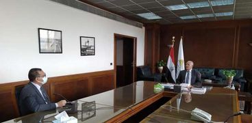 وزير الرى خلال اجتماعه مع رئيس هيئة المساحة أمس