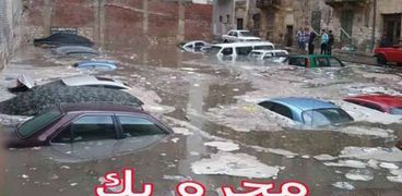 سيارات غارقة في المياه بشوارع الإسكندرية