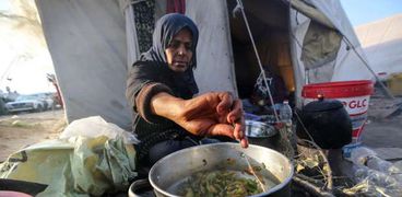 سيدات غزة يتطوعن لإعداد الإفطار