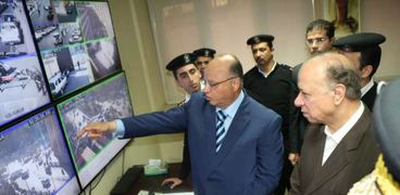 محافظ القاهرة يتفقد غرفة عمليات مديرية الأمن