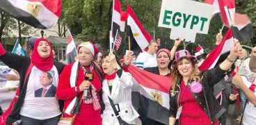 السيدات توافدن على لجان الاقتراع بأعلام مصر فى أمريكا