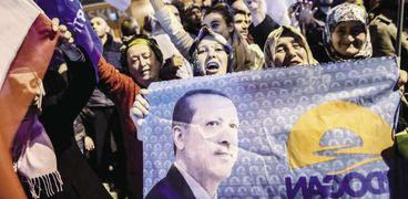 أنصار «أردوغان» يعبرون عن فرحتهم بفوز حزبه فى الانتخابات