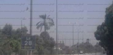 بالصور| أعمدة إنارة طريق "مصر – أسوان" بقنا مضاءة منذ 3 أيام