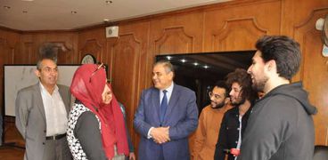 رئيس جامعة كفر الشيخ يتفقد مشروعات بحثية للطلاب