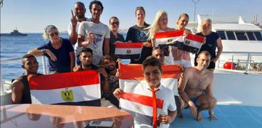احتفالات نصر أكتوبر بمشاركة السائحين على شواطئ الغردقة