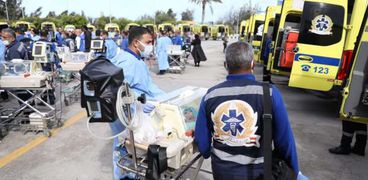 الأطقم الطبية ورجال الإسعاف يستقبلون أطفال غزة من المبتسرين