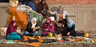 «عبير» مع سيدات دهشور يغزلن المنتجات اليدوية من مخلفات النخيل