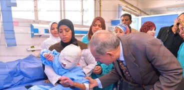 محافظ أسيوط يزور طفلة بالمستشفى الجامعي أصيبت بحروق إثر تعرضها لصعق كهربائي