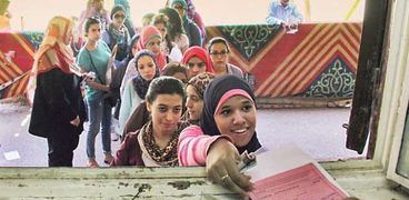 طالبات خلال تقديمهن أوراق «التنسيق»