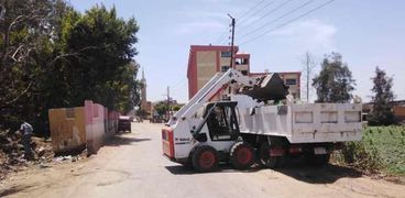 حملات نظافة ورفع تراكمات القمامة وتحسين كفاءة الإنارة العامة في كفر الشيخ