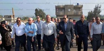 وزير الرى ومحافظا الدقهلية وبورسعيد خلال افتتاح كوبرى «حادوس»