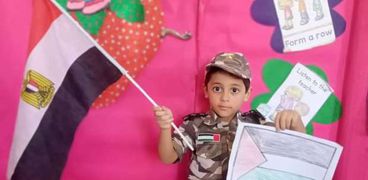 طفل يتضامن مع غزة