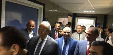 وزير التنمية المحلية خلال وزيارته لكفر الشيخ