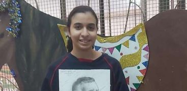 فتاة من الإسكندرية رسمت صورة للزعيم بأناملها