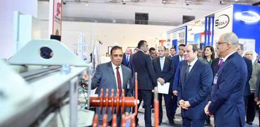الرئيس عبدالفتاح السيسي خلال تفقده المعرض الدولي الأول للصناعة