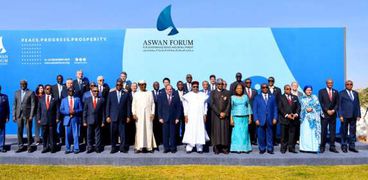 الرئيس عبدالفتاح السيسى يتوسط قادة الدول الأفريقية خلال منتدى أسوان للسلام