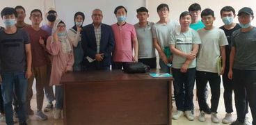 الطلبة الصينيون أول دفعة تتخرج من برنامج الليسانس العربية