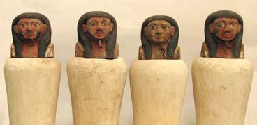 مجموعة من الأواني الكانوبية التي تعرض داخل المتحف المصري