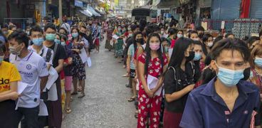 مواطنون في بانكوك يصطفون لإجراء تحليل فيروس كورونا