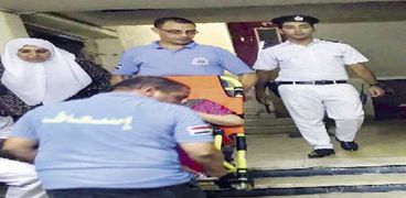 رجال الإسعاف ينقلون «العجوز» إلى المستشفى