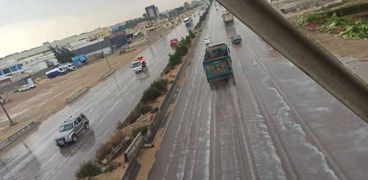 أمطار غزيرة على الطريق الصحراوي