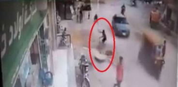 فيديو.. سقوط طفل في بالوعة أثناء لهوه بطائرة ورقية في الشرقية