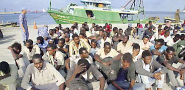 مهاجرون أفارقة فى قبضة البحرية المصرية قبل وصولهم إلى إيطاليا