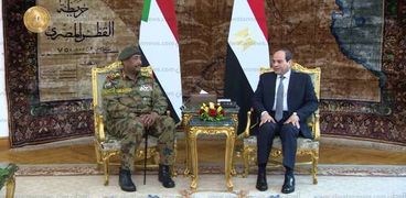 الرئيس السيسي ورئيس المجلس السيادي السوداني في لقاء سابق