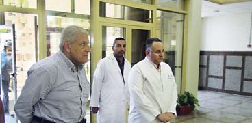 «محلب» أثناء زيارة اللجنة الرئاسية للمستشفى أمس