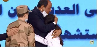 بكاء الرئيس السيسي وهو يحتضن ابنة الشهيد مصطفى عبيدو في احتفالية يوم الشهيد
