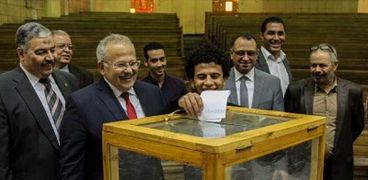 رئيس جامعة القاهرة أثناء حضوره عملية التصويت للانتخابات " أرشيفية"