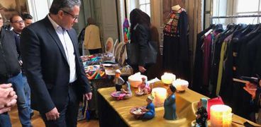 وزير الآثار يتفقد "بازار خير" بالسفارة المصرية في فرنسا