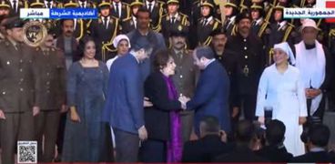 الرئيس السيسي يصافح الفنانة« سميحة أيوب»: أهلا وسهلا بيكي «فيديو»