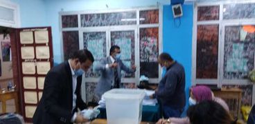 جانب من عمليات فرز أصوات انتخابات النواب بالتجمع